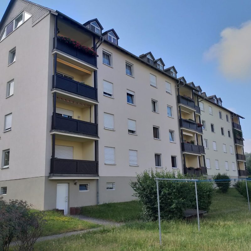 Wohnblock mit heller Fassade und Balkonen