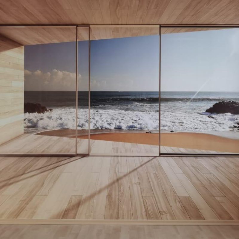 Wandbild im Innenraum: Blick durch große Fenster auf das Meer