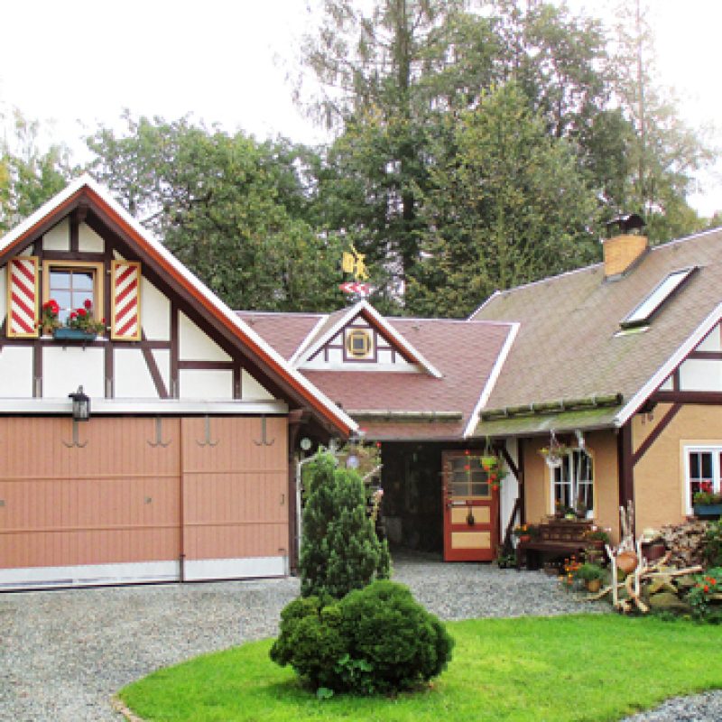 Fachwerkhaus mit Garage und Garten