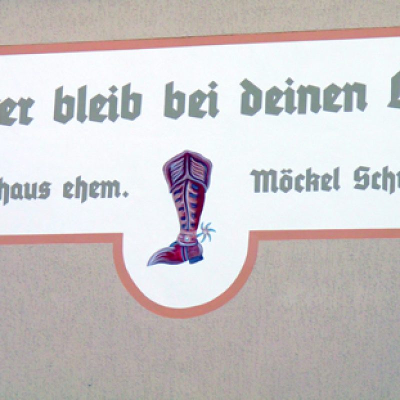 Fassadenschild „Schuster bleib bei deinen Leisten – Wohnhaus ehem. Möckel Schuster“