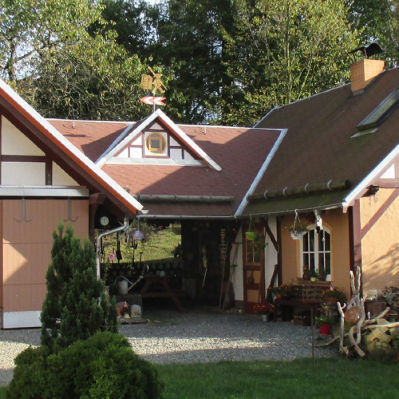 Fachwerkhaus mit Doppelgarage, Ansicht vom Hof