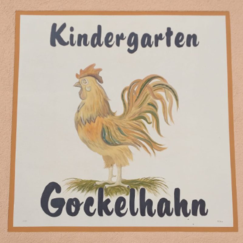 Handgemaltes Schild „Kindergarten Gockelhahn“ mit Hahn